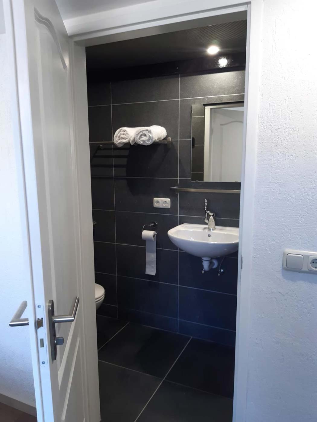 Pension Het Hoefijzer Buren  Extérieur photo